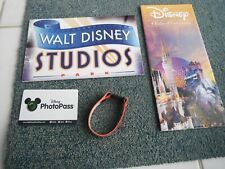 Walt Disney Studios Trio Plaque Auto Collante + Bracelet Fille+ Carte Deplia